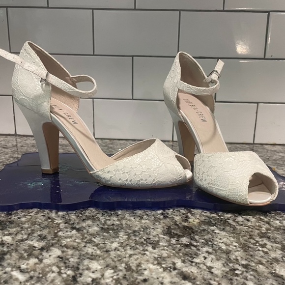 Lulu Mid Heel Peep Toe Pump by Chelsea Crew in White (NIB) - Picture 4 of 4